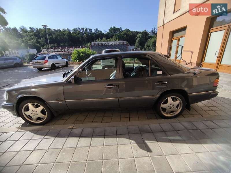 Седан Mercedes-Benz E-Class 1989 в Киеве