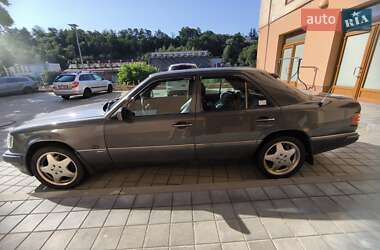 Седан Mercedes-Benz E-Class 1989 в 