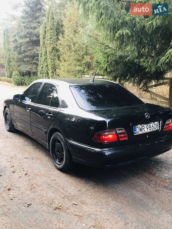 Седан Mercedes-Benz E-Class 2001 в Владимирце