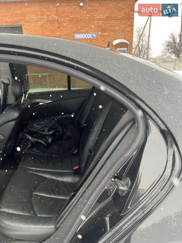 Седан Mercedes-Benz E-Class 2004 в Дубровиці