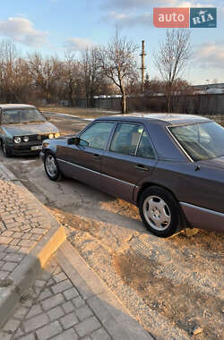 Седан Mercedes-Benz E-Class 1993 в Львові