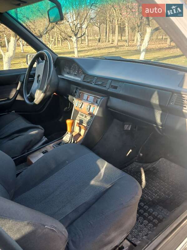 Седан Mercedes-Benz E-Class 1988 в Ровно