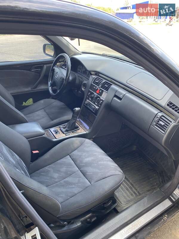 Седан Mercedes-Benz E-Class 2001 в Покровском
