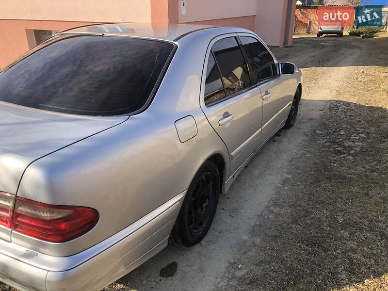 Седан Mercedes-Benz E-Class 2001 в Львові