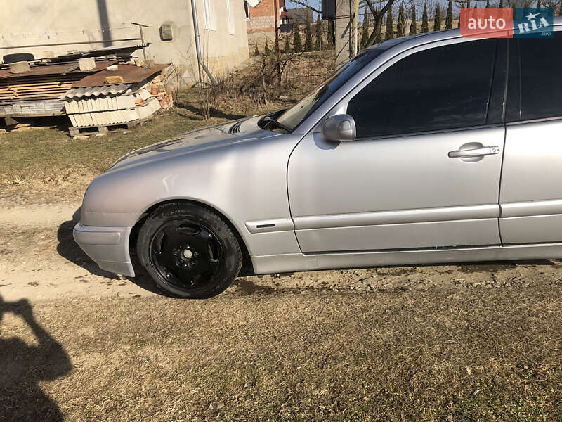 Седан Mercedes-Benz E-Class 2001 в Львові