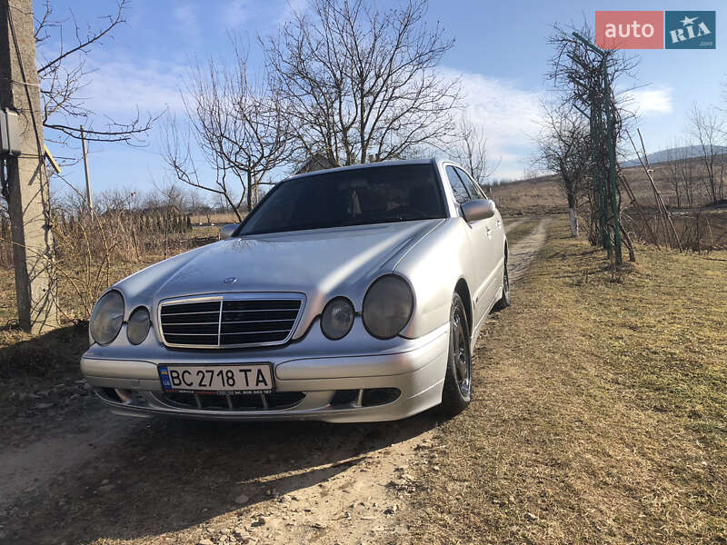 Седан Mercedes-Benz E-Class 2001 в Хирові