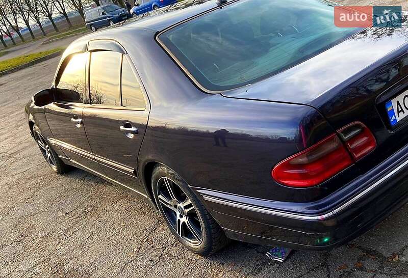 Седан Mercedes-Benz E-Class 2001 в Владимире