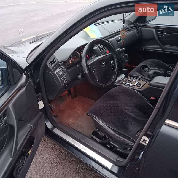 Седан Mercedes-Benz E-Class 2000 в Львове