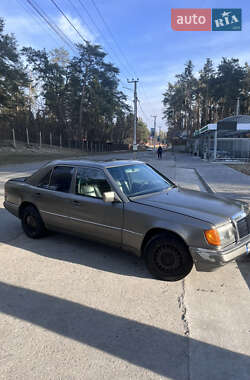 Седан Mercedes-Benz E-Class 1990 в 