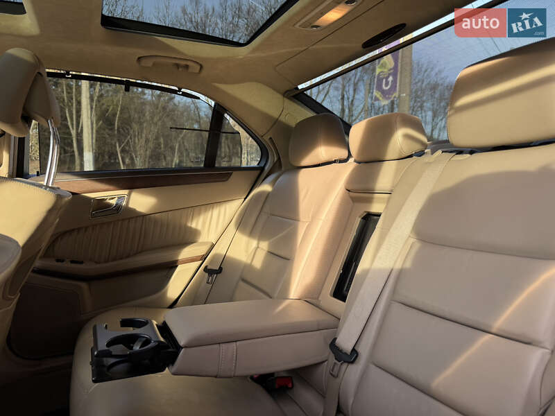 Седан Mercedes-Benz E-Class 2010 в Львове