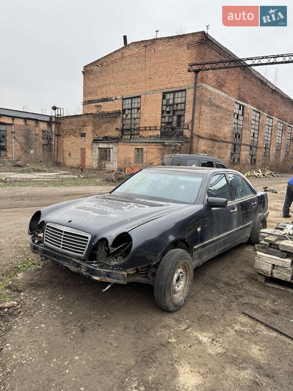 Седан Mercedes-Benz E-Class 2000 в Днепре