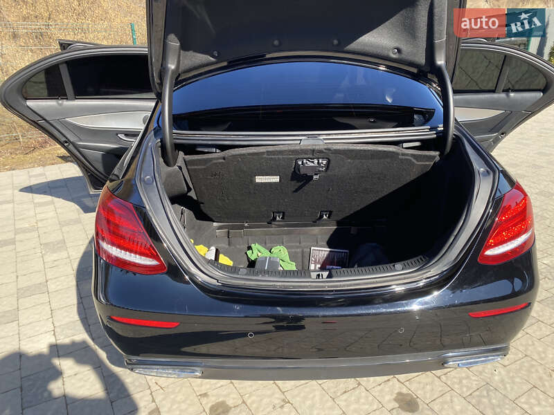 Седан Mercedes-Benz E-Class 2018 в Воловцю