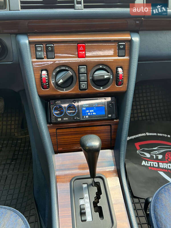 Седан Mercedes-Benz E-Class 1989 в Днепре