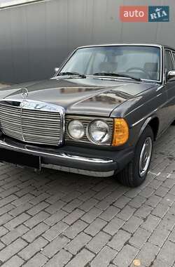 Седан Mercedes-Benz E-Class 1986 в 
