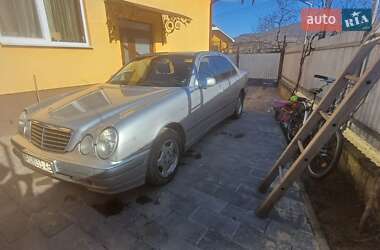 Седан Mercedes-Benz E-Class 2000 в Мукачево