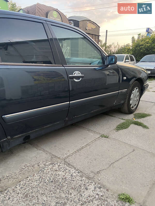 Седан Mercedes-Benz E-Class 1998 в Львове