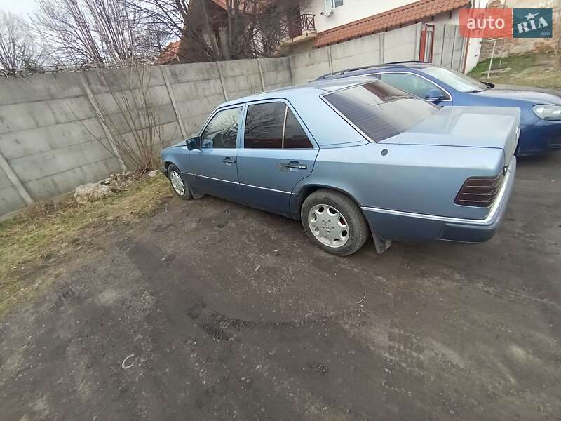 Седан Mercedes-Benz E-Class 1992 в Рава-Русской
