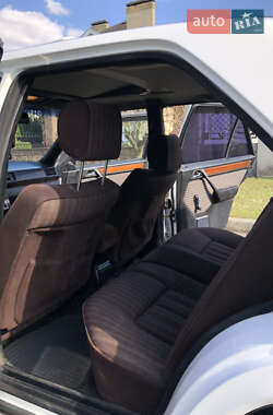 Седан Mercedes-Benz E-Class 1988 в 