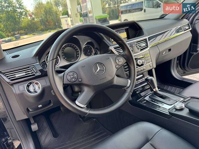 Седан Mercedes-Benz E-Class 2011 в Мостиске