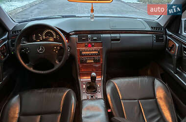 Седан Mercedes-Benz E-Class 2000 в 
