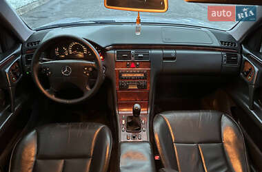 Седан Mercedes-Benz E-Class 2000 в 