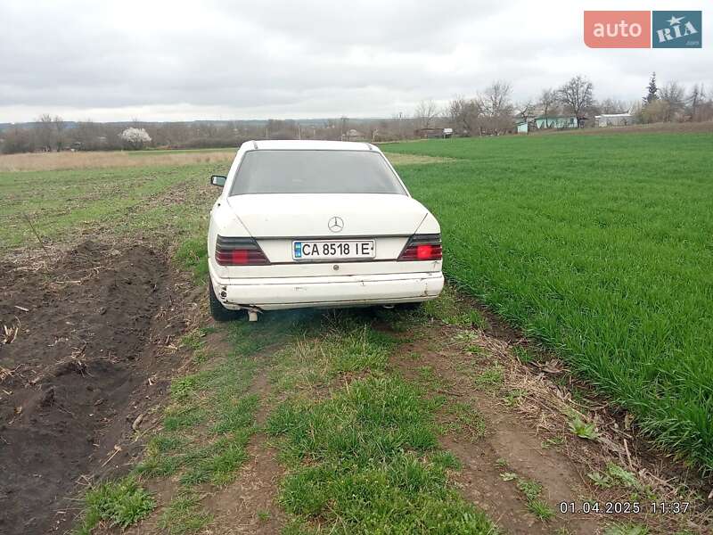 Седан Mercedes-Benz E-Class 1986 в 