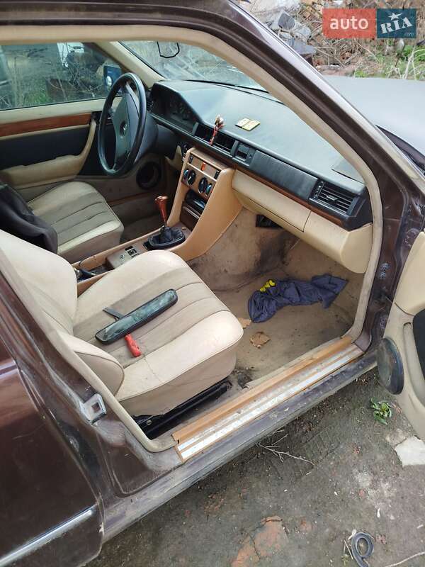 Седан Mercedes-Benz E-Class 1988 в Гусятине