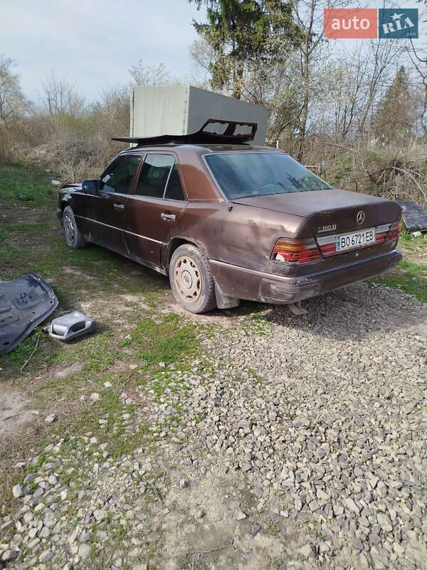 Седан Mercedes-Benz E-Class 1988 в Гусятине