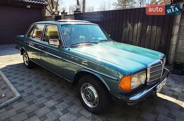 Седан Mercedes-Benz E-Class 1980 в 