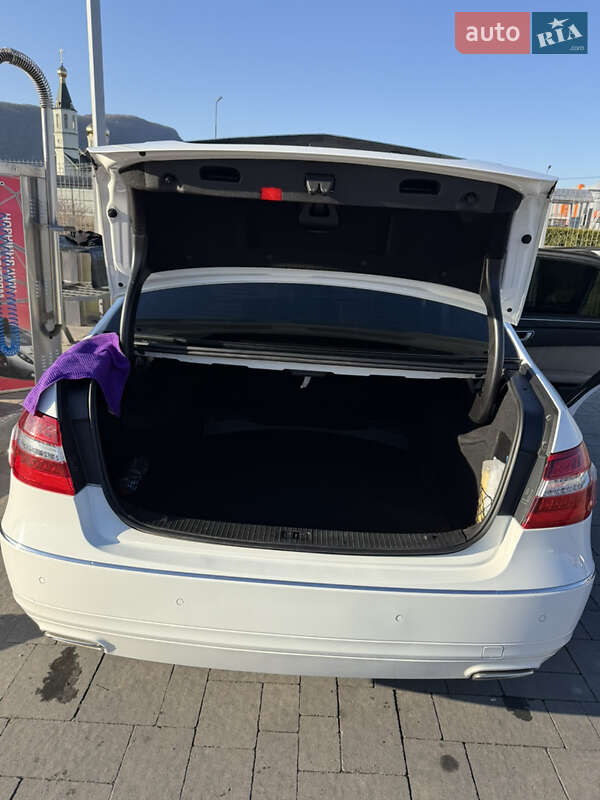 Седан Mercedes-Benz E-Class 2012 в Хусті