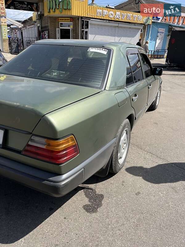 Седан Mercedes-Benz E-Class 1986 в Смілі