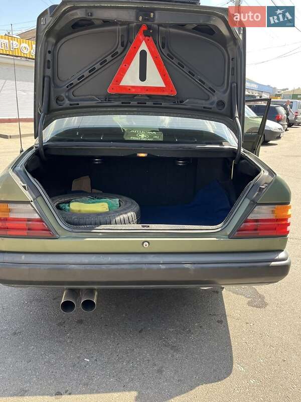 Седан Mercedes-Benz E-Class 1986 в Смілі
