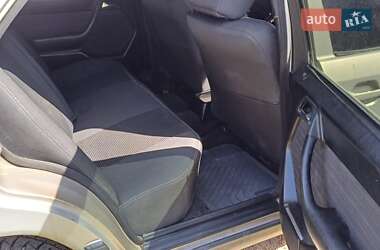 Седан Mercedes-Benz E-Class 1985 в 