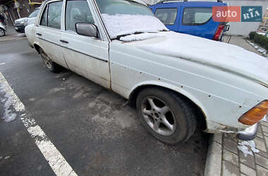 Седан Mercedes-Benz E-Class 1980 в 