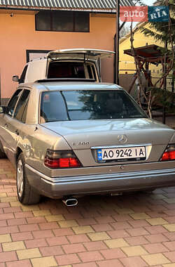 Седан Mercedes-Benz E-Class 1992 в 