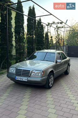 Седан Mercedes-Benz E-Class 1992 в 