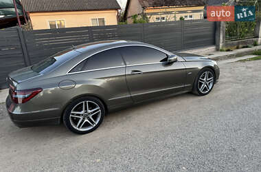 Купе Mercedes-Benz E-Class 2011 в 
