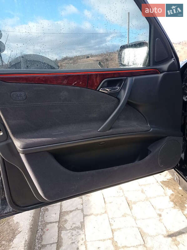 Седан Mercedes-Benz E-Class 2001 в Турці