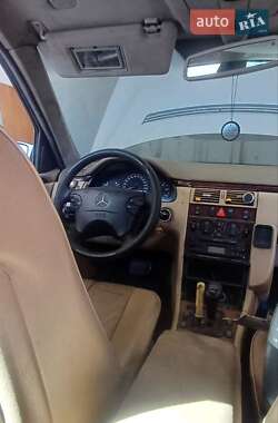 Седан Mercedes-Benz E-Class 2000 в Києві