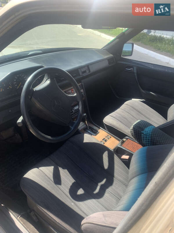 Седан Mercedes-Benz E-Class 1987 в Львові