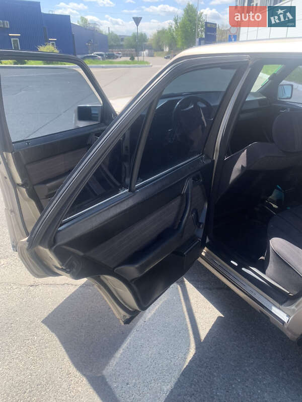 Седан Mercedes-Benz E-Class 1987 в Львові