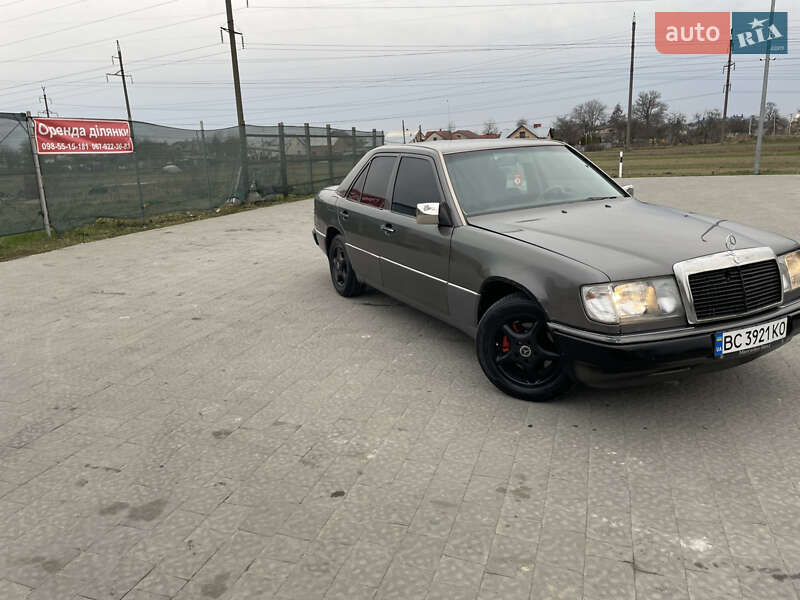Седан Mercedes-Benz E-Class 1992 в Львове