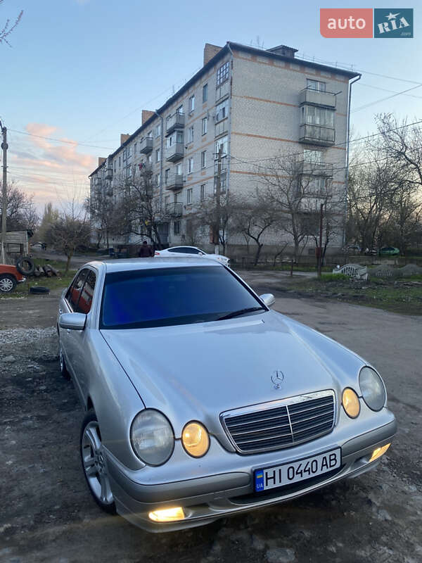 Седан Mercedes-Benz E-Class 2000 в Семенівці