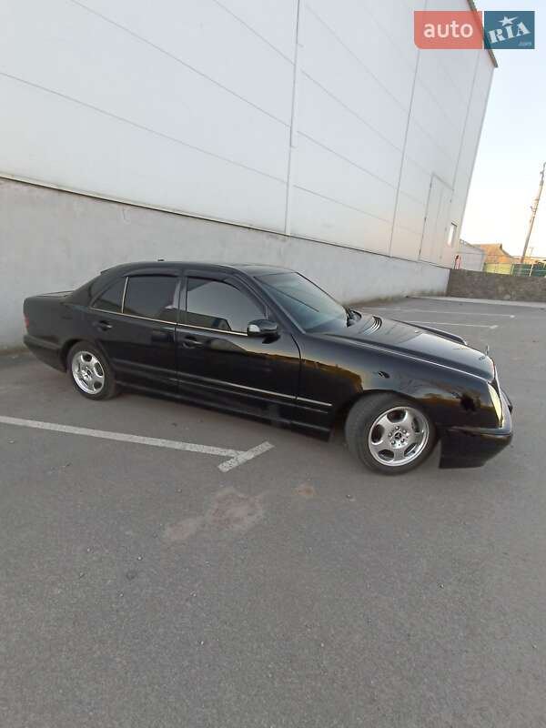 Седан Mercedes-Benz E-Class 2001 в Хмільнику