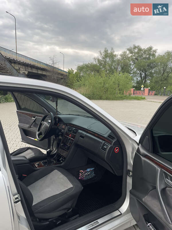 Седан Mercedes-Benz E-Class 2001 в Дрогобичі