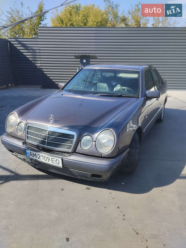 Седан Mercedes-Benz E-Class 1995 в 