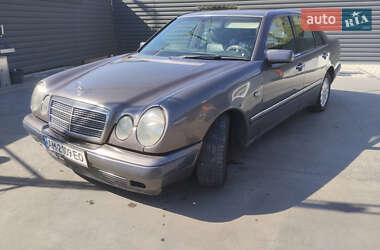 Седан Mercedes-Benz E-Class 1995 в 