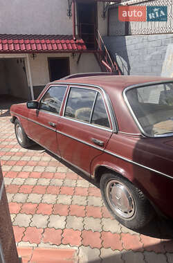 Седан Mercedes-Benz E-Class 1982 в 