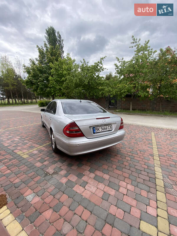 Седан Mercedes-Benz E-Class 2005 в Вараші