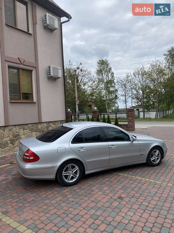 Седан Mercedes-Benz E-Class 2005 в Вараші